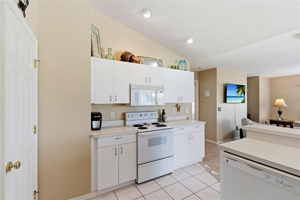 Activo con contrato: $390,000 (3 camas, 2 baños, 1831 Pies cuadrados)