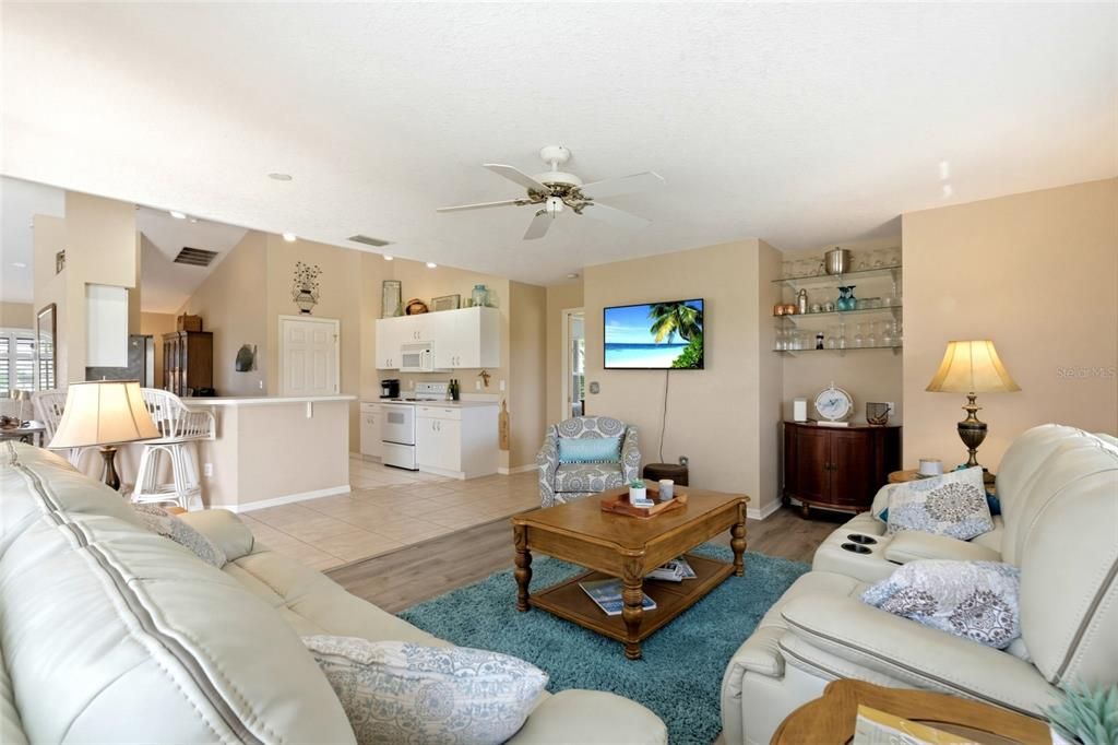 Activo con contrato: $390,000 (3 camas, 2 baños, 1831 Pies cuadrados)