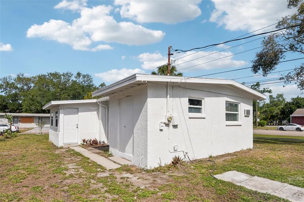 Active With Contract: $239,000 (2 beds, 1 baths, 648 Square Feet)
