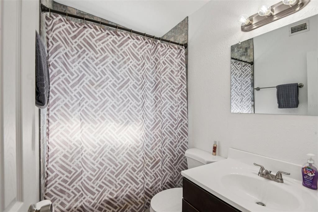 Active With Contract: $239,000 (2 beds, 1 baths, 648 Square Feet)