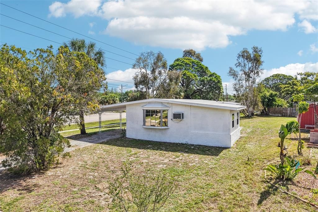 Active With Contract: $239,000 (2 beds, 1 baths, 648 Square Feet)