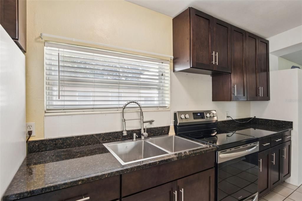Active With Contract: $239,000 (2 beds, 1 baths, 648 Square Feet)