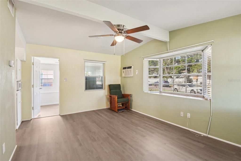 Active With Contract: $239,000 (2 beds, 1 baths, 648 Square Feet)