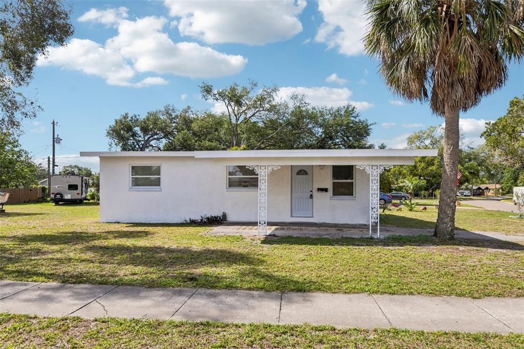 Active With Contract: $239,000 (2 beds, 1 baths, 648 Square Feet)