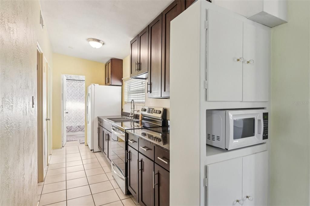 Active With Contract: $239,000 (2 beds, 1 baths, 648 Square Feet)