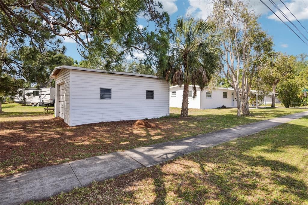 Active With Contract: $239,000 (2 beds, 1 baths, 648 Square Feet)