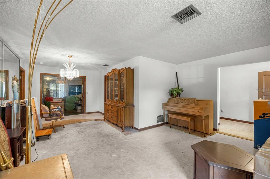 Activo con contrato: $264,999 (3 camas, 2 baños, 2494 Pies cuadrados)