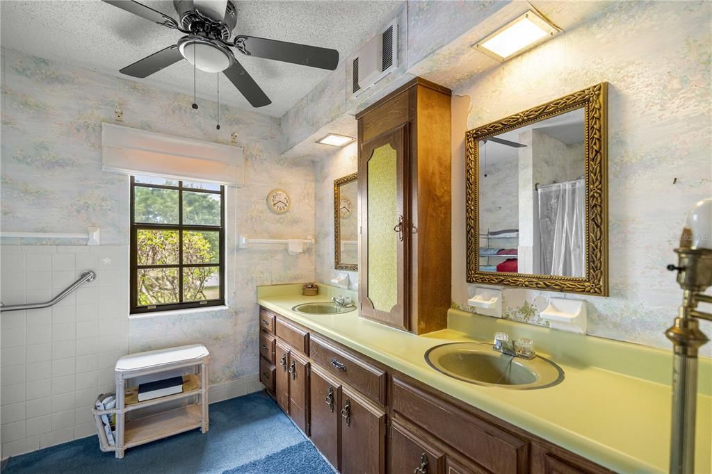 Activo con contrato: $264,999 (3 camas, 2 baños, 2494 Pies cuadrados)
