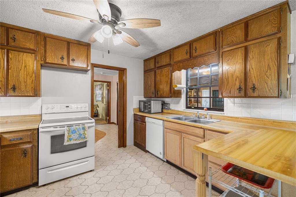 Activo con contrato: $264,999 (3 camas, 2 baños, 2494 Pies cuadrados)