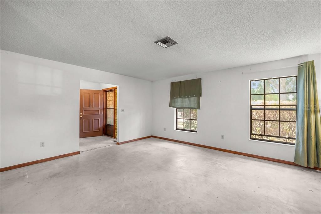 Activo con contrato: $264,999 (3 camas, 2 baños, 2494 Pies cuadrados)