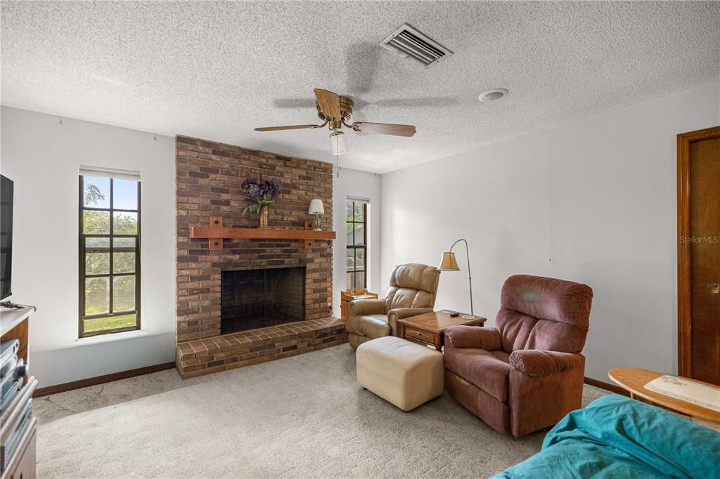 Activo con contrato: $264,999 (3 camas, 2 baños, 2494 Pies cuadrados)