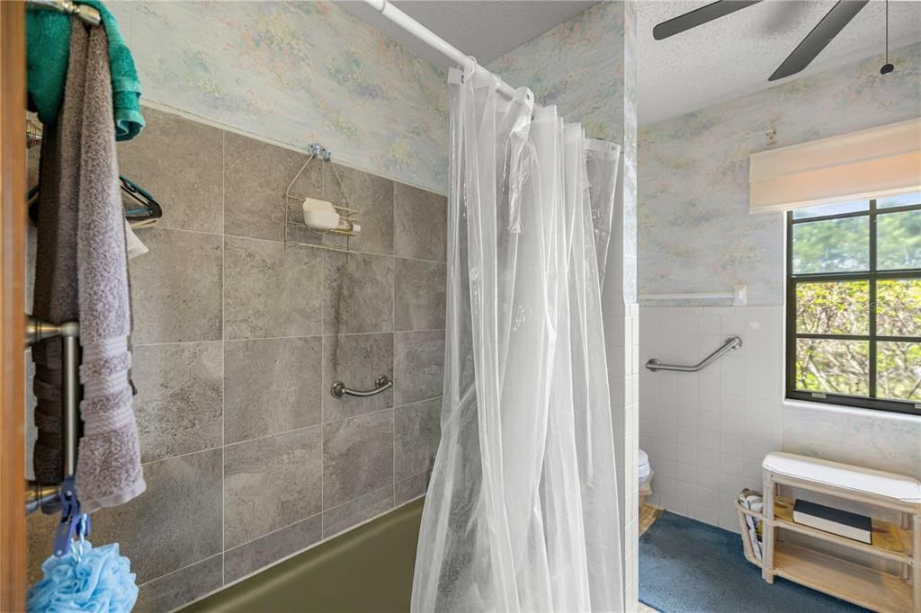 Activo con contrato: $264,999 (3 camas, 2 baños, 2494 Pies cuadrados)