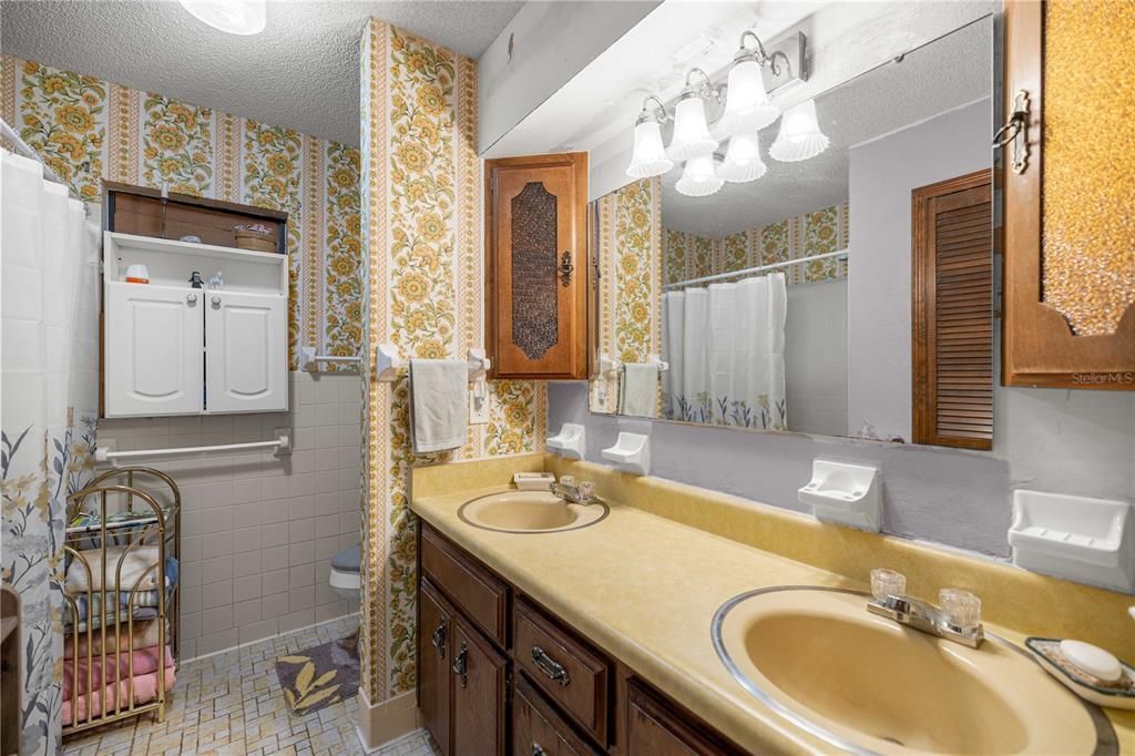 Activo con contrato: $264,999 (3 camas, 2 baños, 2494 Pies cuadrados)