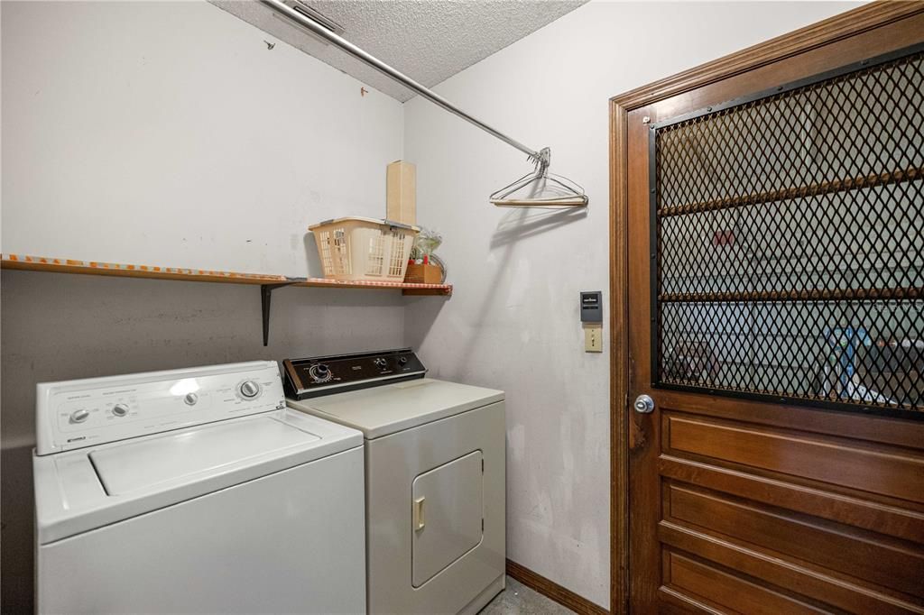 Activo con contrato: $264,999 (3 camas, 2 baños, 2494 Pies cuadrados)