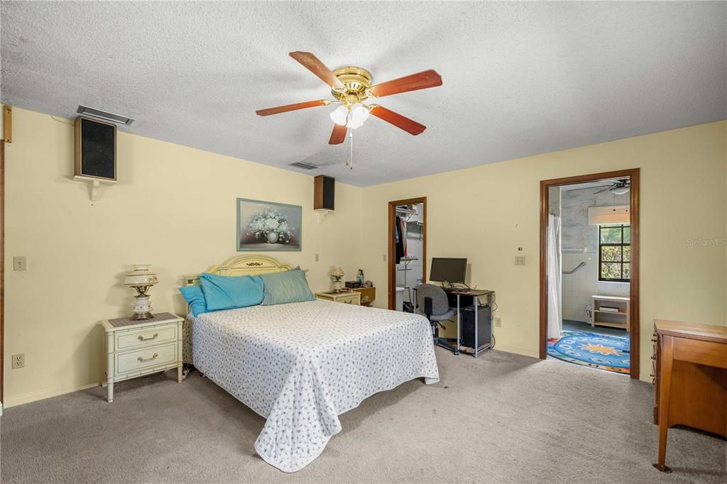 Activo con contrato: $264,999 (3 camas, 2 baños, 2494 Pies cuadrados)