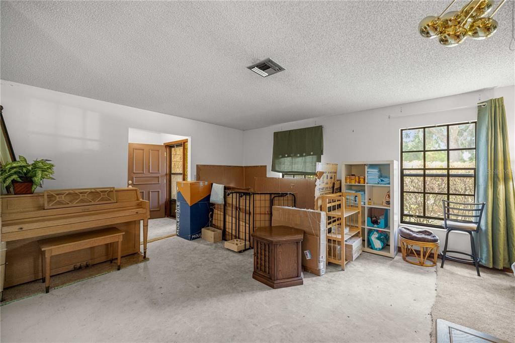 Activo con contrato: $264,999 (3 camas, 2 baños, 2494 Pies cuadrados)