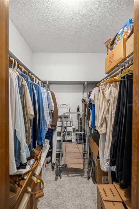 Activo con contrato: $264,999 (3 camas, 2 baños, 2494 Pies cuadrados)