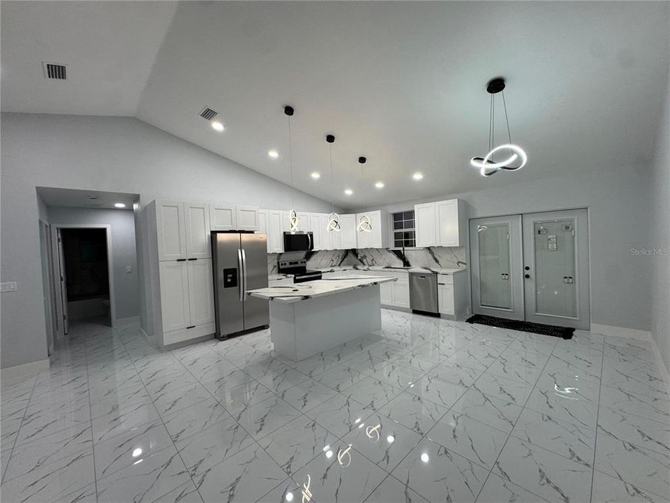 For Sale: $299,999 (3 beds, 2 baths, 2100 Square Feet)