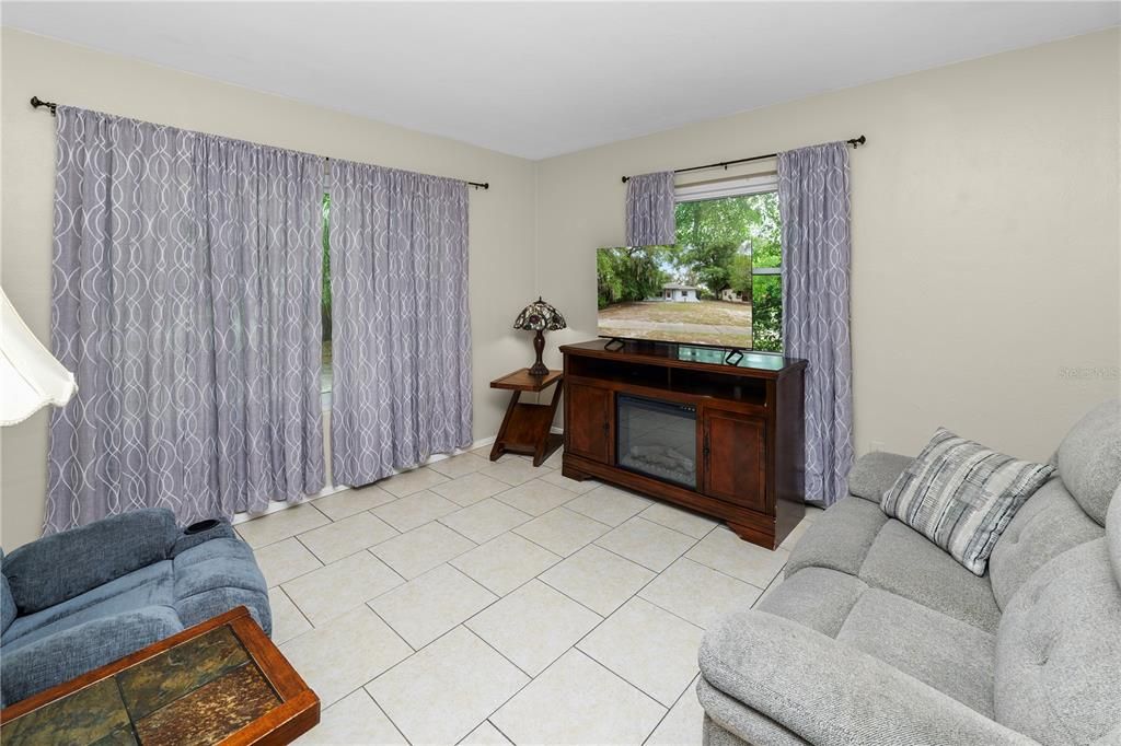 Active With Contract: $215,000 (2 beds, 1 baths, 960 Square Feet)