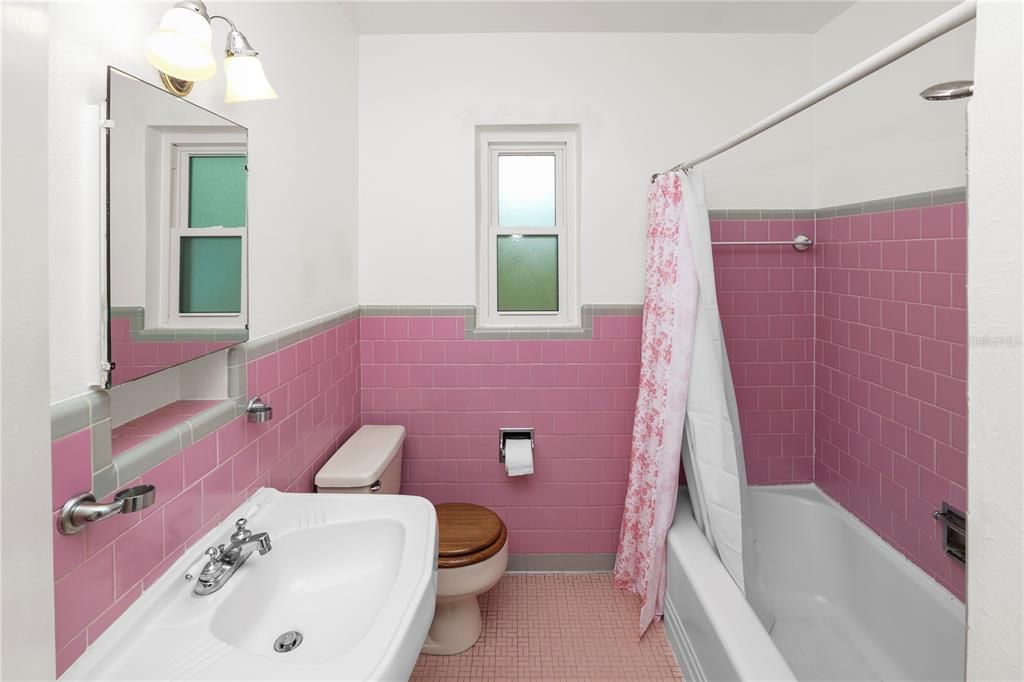 Active With Contract: $215,000 (2 beds, 1 baths, 960 Square Feet)