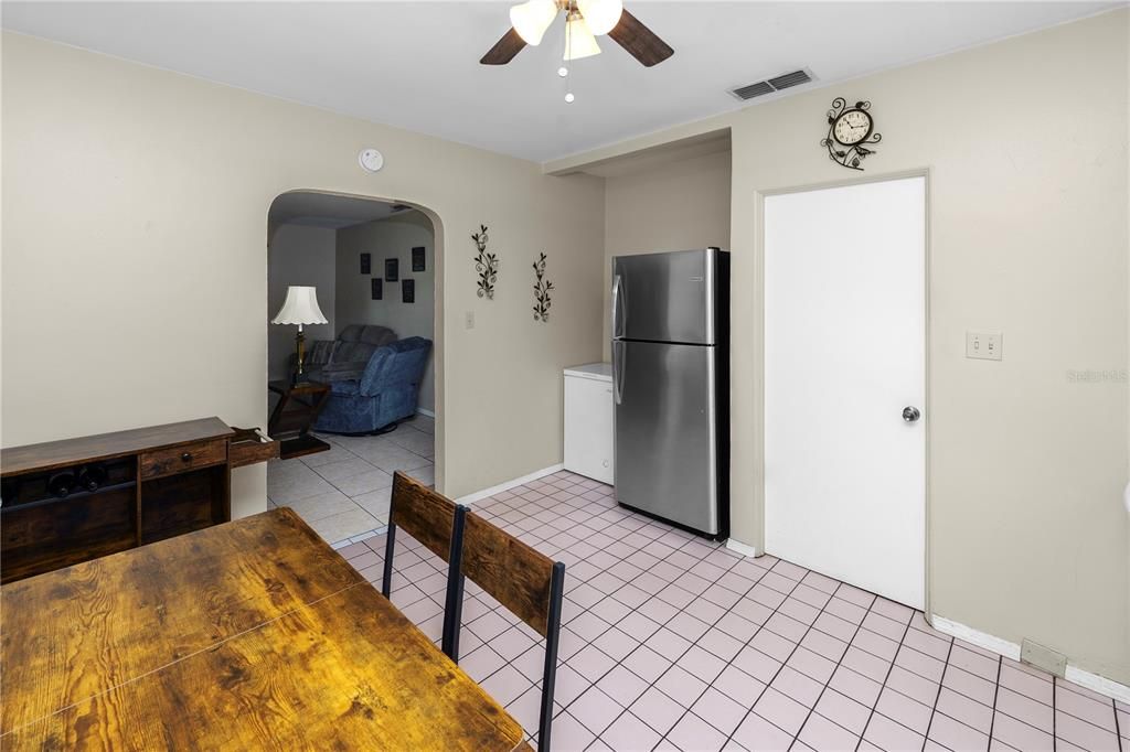 Active With Contract: $215,000 (2 beds, 1 baths, 960 Square Feet)