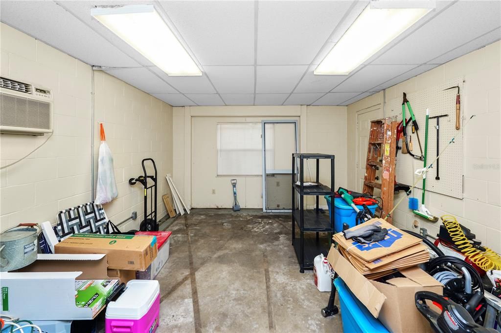 Active With Contract: $215,000 (2 beds, 1 baths, 960 Square Feet)