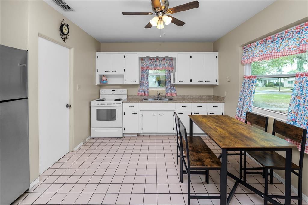 Active With Contract: $215,000 (2 beds, 1 baths, 960 Square Feet)