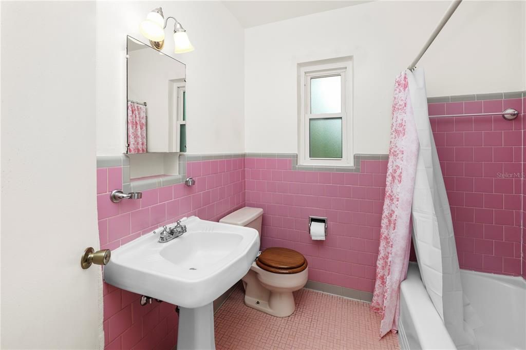 Active With Contract: $215,000 (2 beds, 1 baths, 960 Square Feet)