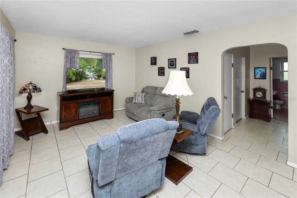 Active With Contract: $215,000 (2 beds, 1 baths, 960 Square Feet)