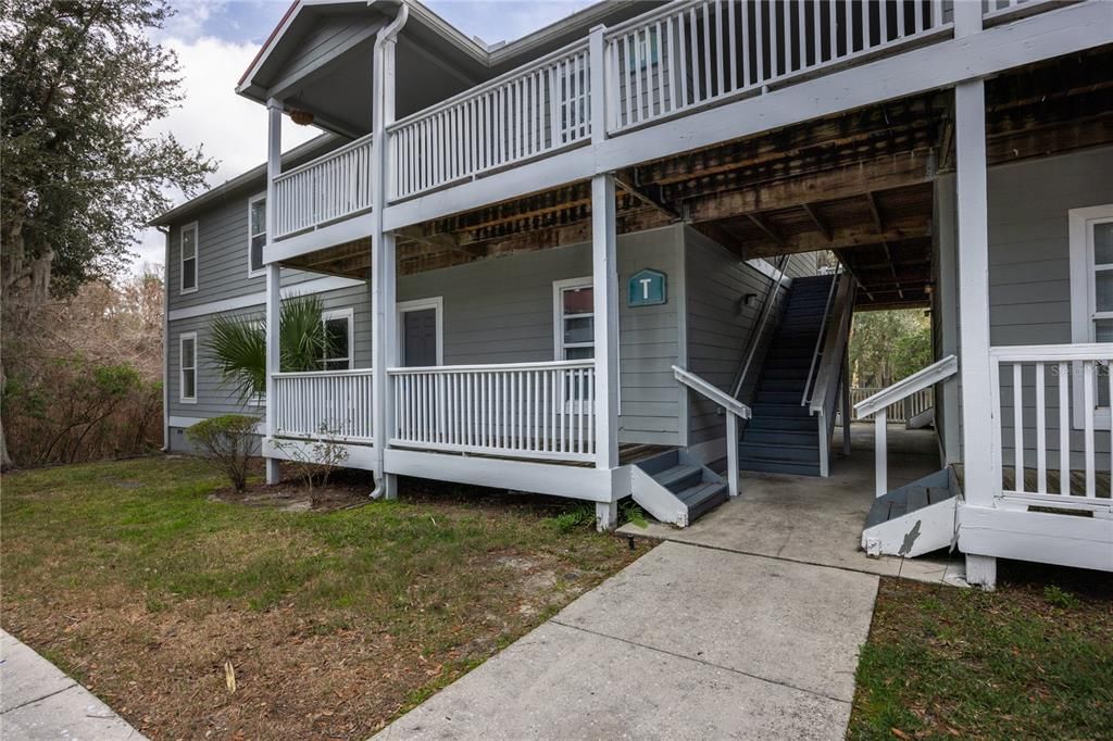 Active With Contract: $1,250 (2 beds, 2 baths, 800 Square Feet)