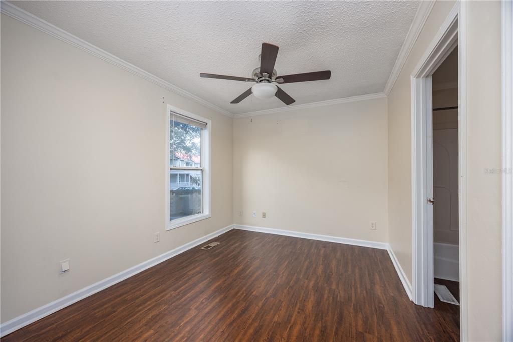 Active With Contract: $1,250 (2 beds, 2 baths, 800 Square Feet)