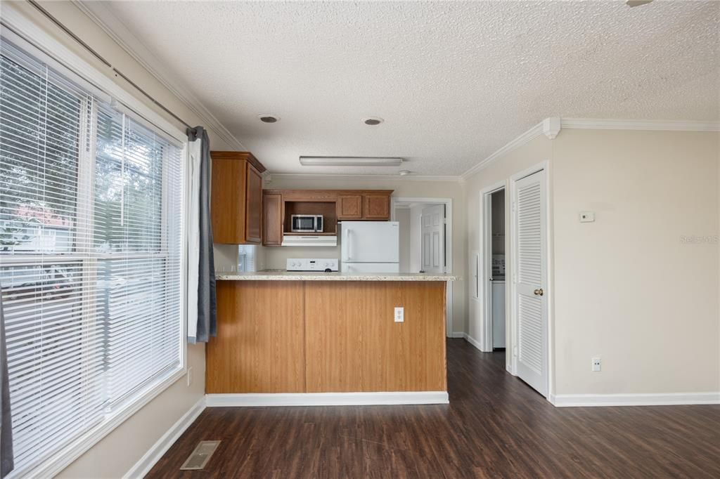 Active With Contract: $1,250 (2 beds, 2 baths, 800 Square Feet)