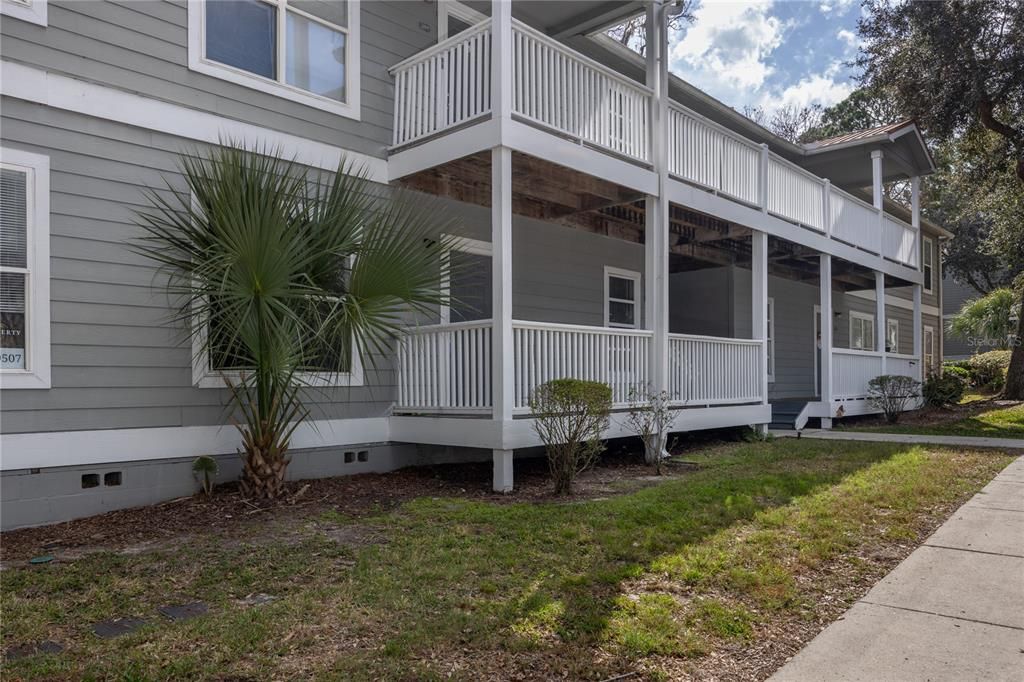 Active With Contract: $1,250 (2 beds, 2 baths, 800 Square Feet)