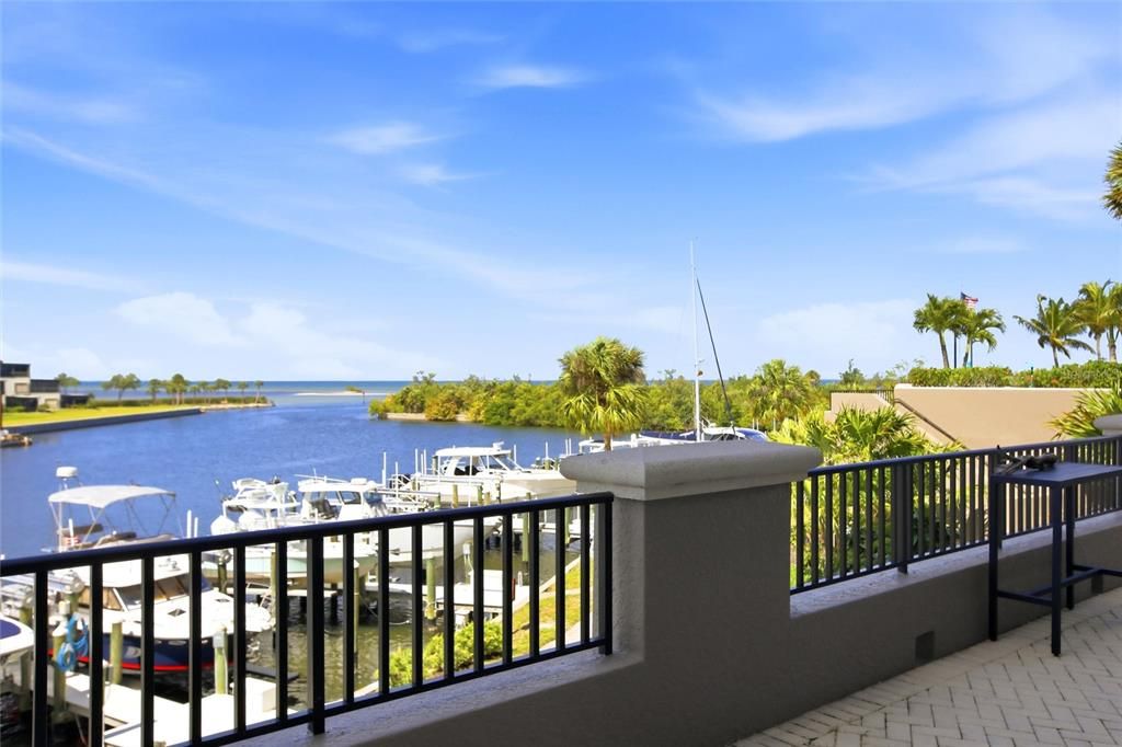 For Sale: $599,000 (3 beds, 3 baths, 2100 Square Feet)