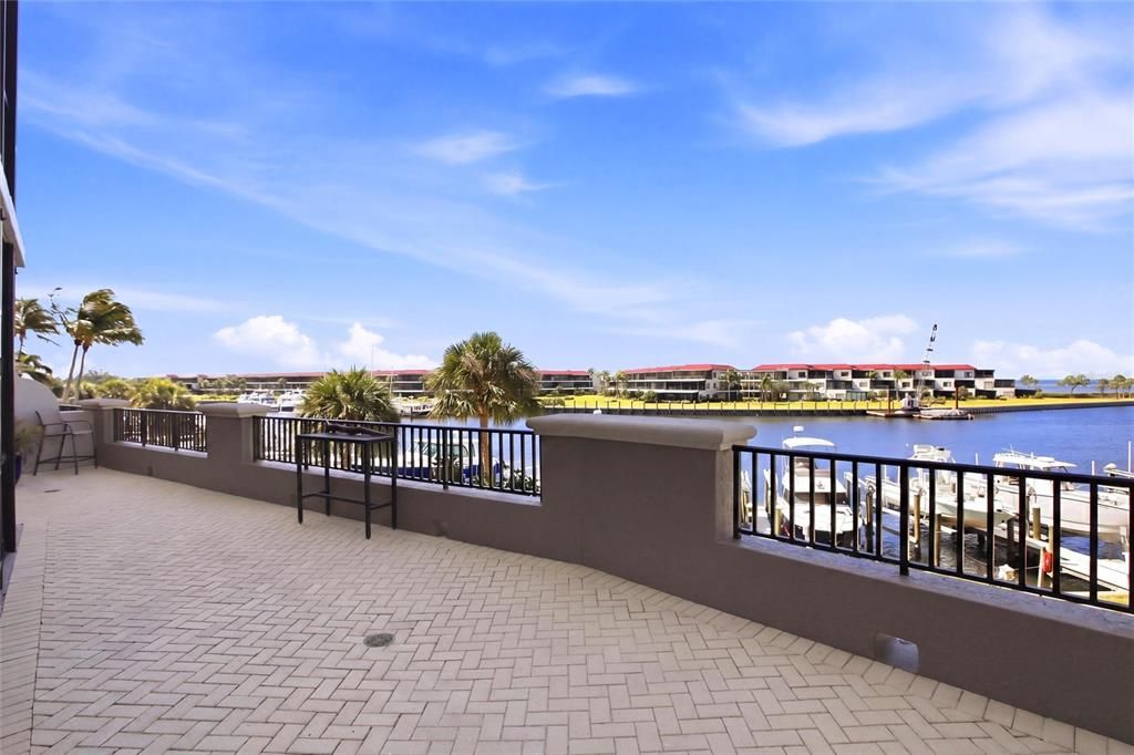 For Sale: $599,000 (3 beds, 3 baths, 2100 Square Feet)