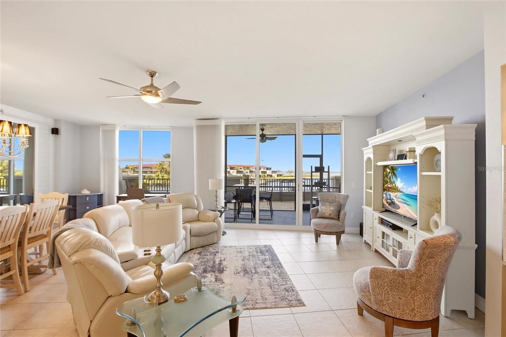For Sale: $599,000 (3 beds, 3 baths, 2100 Square Feet)