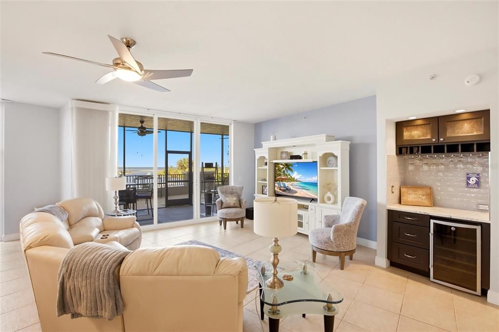 For Sale: $599,000 (3 beds, 3 baths, 2100 Square Feet)