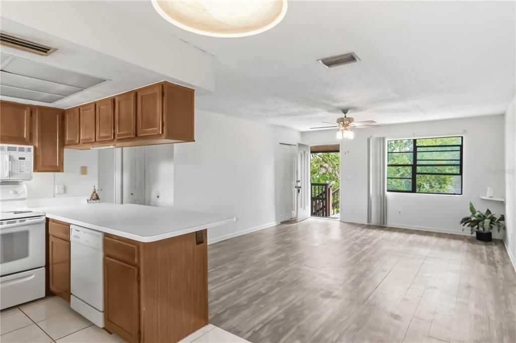 На продажу: $134,999 (2 спален, 2 ванн, 875 Квадратных фут)