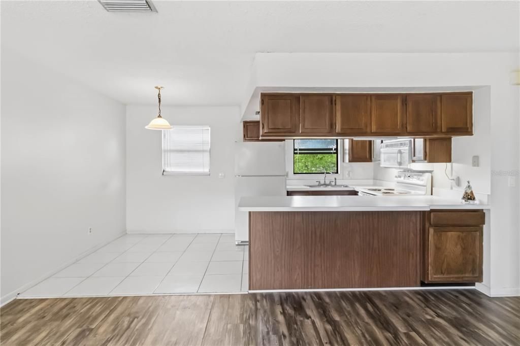На продажу: $134,999 (2 спален, 2 ванн, 875 Квадратных фут)