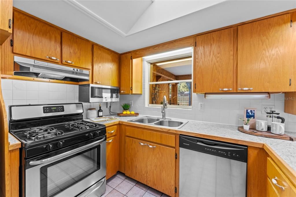 Activo con contrato: $540,000 (5 camas, 2 baños, 2292 Pies cuadrados)