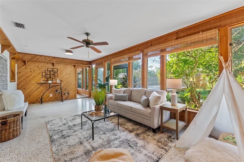Activo con contrato: $540,000 (5 camas, 2 baños, 2292 Pies cuadrados)