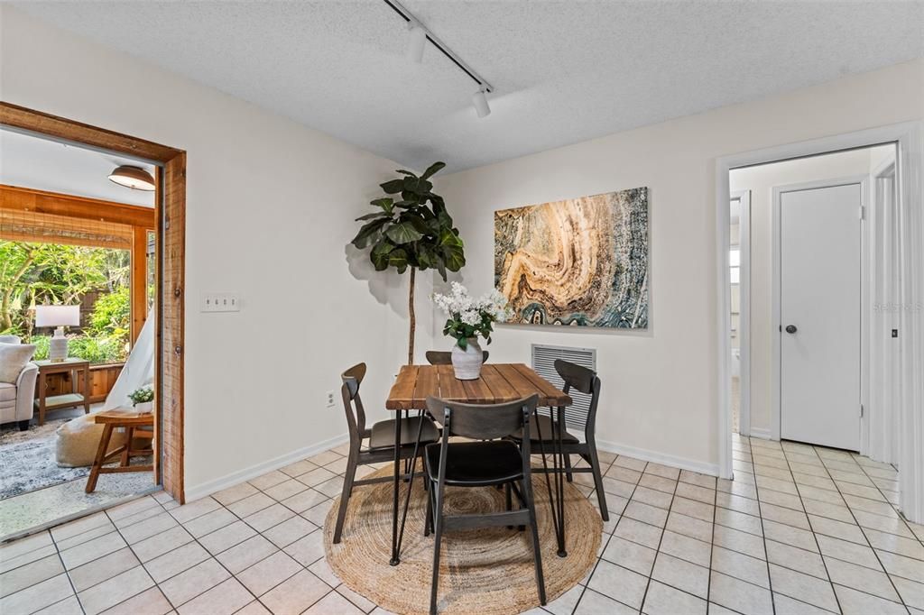 Activo con contrato: $540,000 (5 camas, 2 baños, 2292 Pies cuadrados)