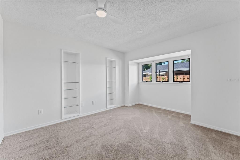 Activo con contrato: $540,000 (5 camas, 2 baños, 2292 Pies cuadrados)