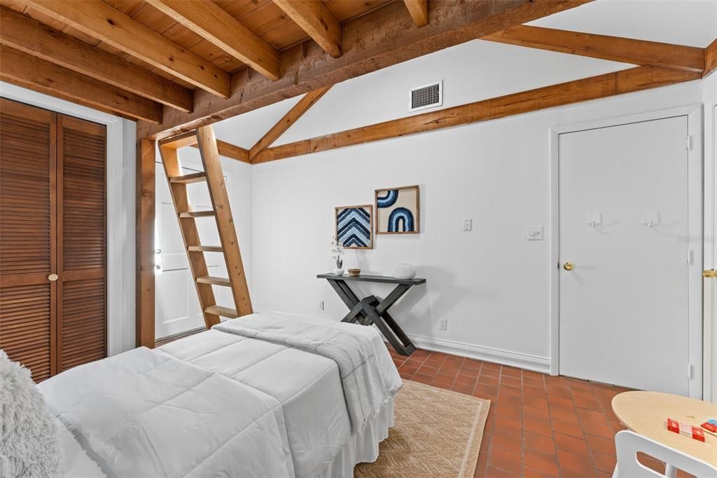 Activo con contrato: $540,000 (5 camas, 2 baños, 2292 Pies cuadrados)