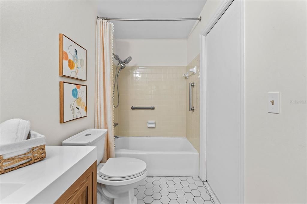 Activo con contrato: $540,000 (5 camas, 2 baños, 2292 Pies cuadrados)