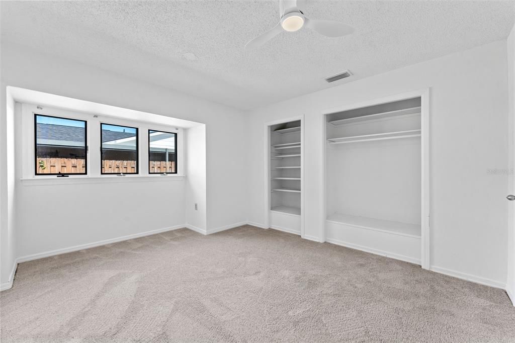 Activo con contrato: $540,000 (5 camas, 2 baños, 2292 Pies cuadrados)