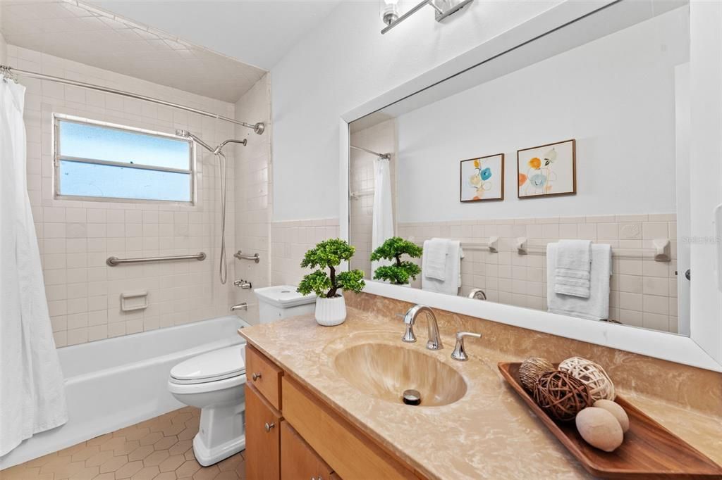 Activo con contrato: $540,000 (5 camas, 2 baños, 2292 Pies cuadrados)