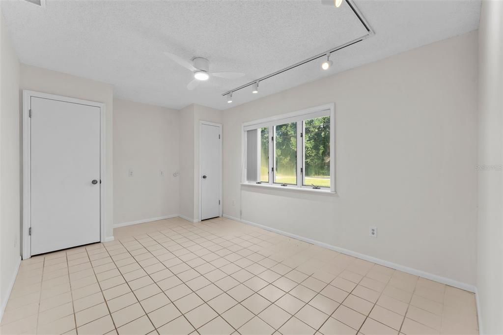 Activo con contrato: $540,000 (5 camas, 2 baños, 2292 Pies cuadrados)