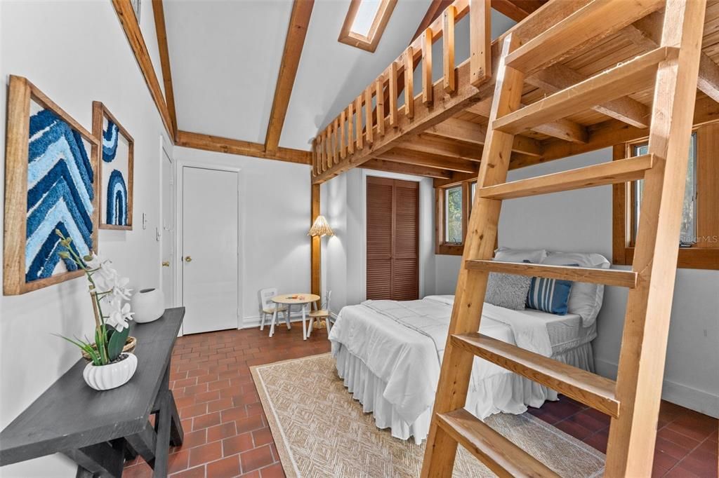 Activo con contrato: $540,000 (5 camas, 2 baños, 2292 Pies cuadrados)