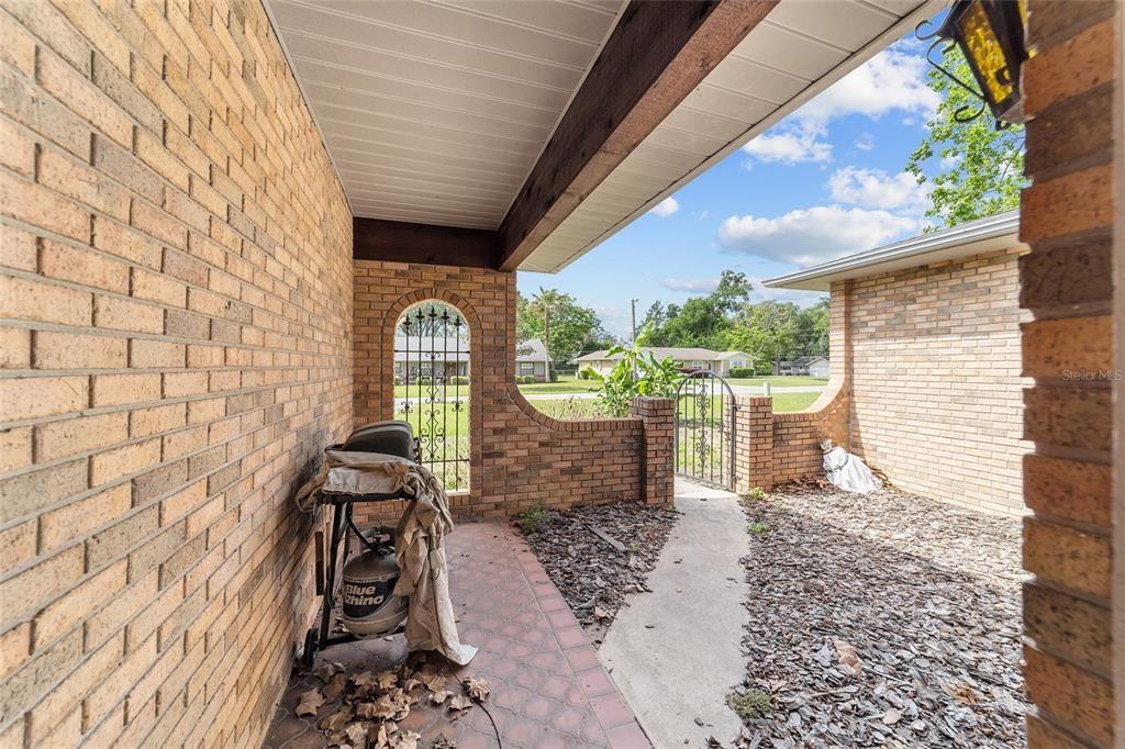 合同活跃: $238,700 (2 贝兹, 2 浴室, 1525 平方英尺)